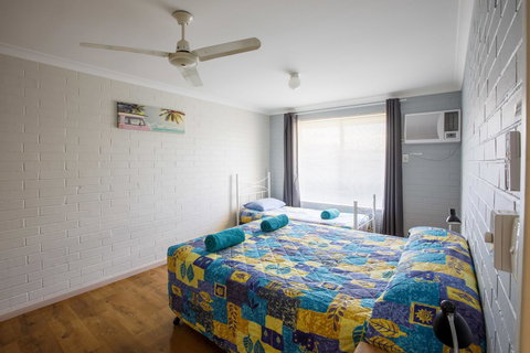 Shark Bay Seafront Apartments - New Castle Holiday 18