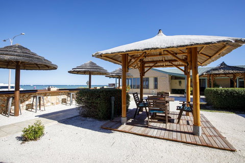 Shark Bay Seafront Apartments - New Castle Holiday 21