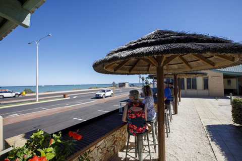 Shark Bay Seafront Apartments - New Castle Holiday 38