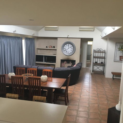 Grapevines Boutique Accommodation - New Castle Holiday 4