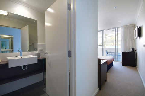 Macquarie Waters Boutique Apartment Hotel - New Castle Holiday 24