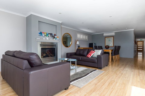 The Edgewater On Greville - New Castle Holiday 12