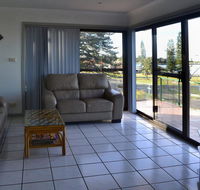 Oxley 8 at Tuncurry - New Castle Holiday