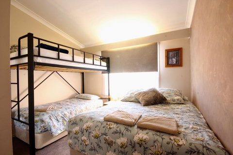 Full Circle Apartments - New Castle Holiday 4