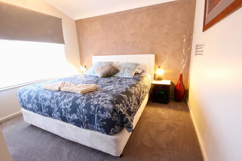 Full Circle Apartments - New Castle Holiday 2