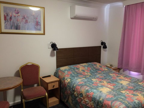 Edgecliff Lodge Motel - New Castle Holiday 8