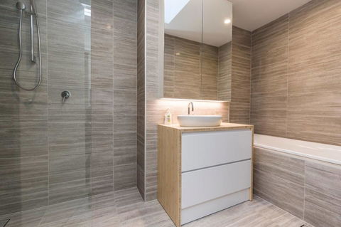 Nobbs Â· Executive 2 Storey Sydney Apartment With Pool - New Castle Holiday 10