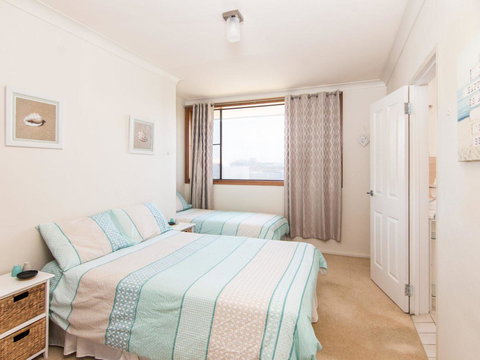 Shoreline 7 - New Castle Holiday 5