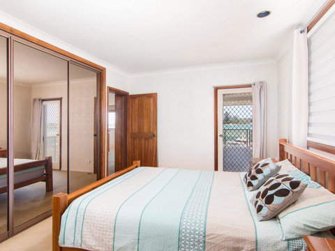 Shoreline 7 - New Castle Holiday 7