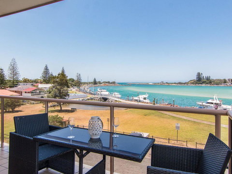 Shoreline 7 - New Castle Holiday 0