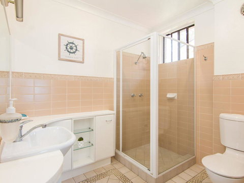 Shoreline 7 - New Castle Holiday 8