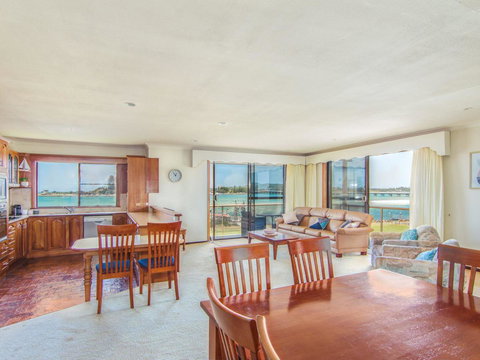 Shoreline 7 - New Castle Holiday 6