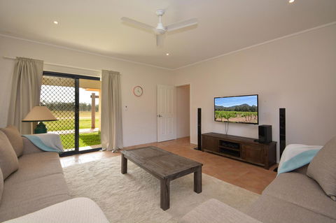 JE Guesthouse, Central To All The Hunter Valley Has To Offer - New Castle Holiday 4