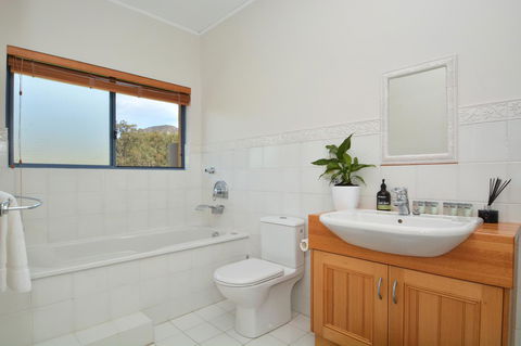 JE Guesthouse, Central To All The Hunter Valley Has To Offer - New Castle Holiday 23