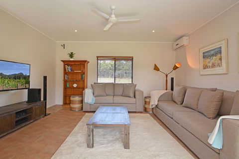 JE Guesthouse, Central To All The Hunter Valley Has To Offer - New Castle Holiday 3