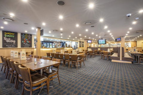 Nightcap At Colyton Hotel - New Castle Holiday 8