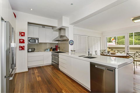 Summery, Spacious 4 Bed Home In Kurraba Point - New Castle Holiday 1
