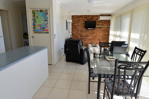 Beach House Holiday Apartments - New Castle Holiday 8