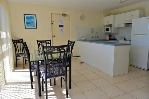 Beach House Holiday Apartments - New Castle Holiday 11