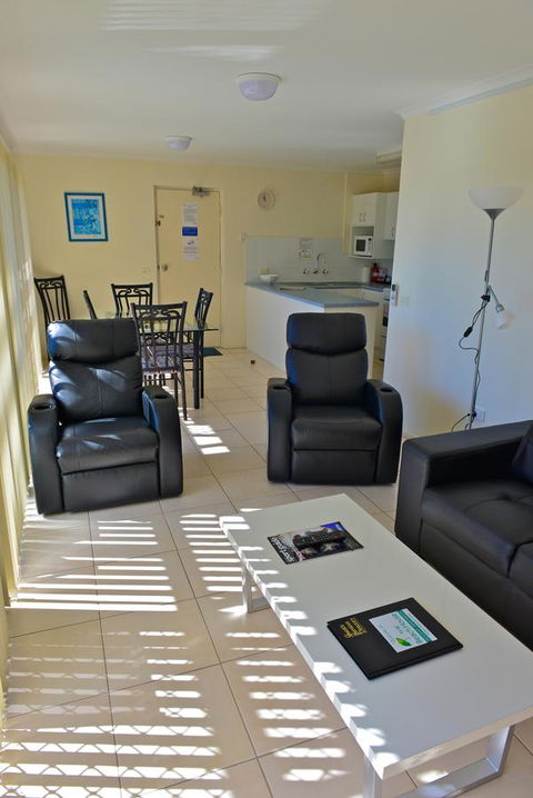 Beach House Holiday Apartments - New Castle Holiday 7