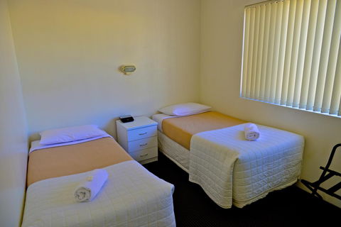 Beach House Holiday Apartments - New Castle Holiday 9