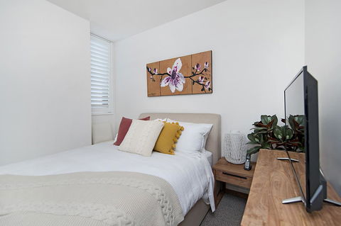 Arena Luxury Beachfront Apartment - New Castle Holiday 24