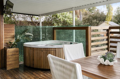 The Spa Cottage With HotTub, Netflix & Stan - New Castle Holiday 24