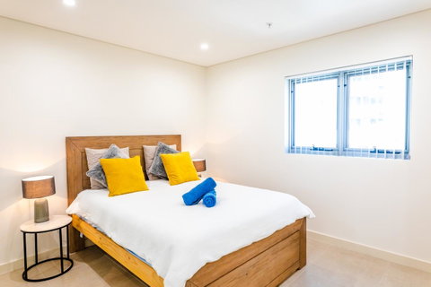 Near Train Station, New 2 BR Apt/free Parking - New Castle Holiday 24