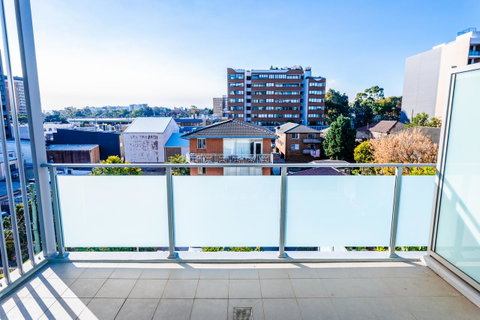 Near Train Station, New 2 BR Apt/free Parking - New Castle Holiday 37