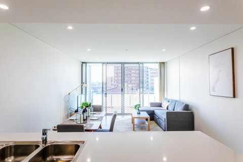 Near Train Station, New 2 BR Apt/free Parking - New Castle Holiday 0