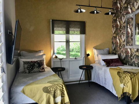 Chanticleer Gardens Barn Cottage With A Pool - New Castle Holiday 6