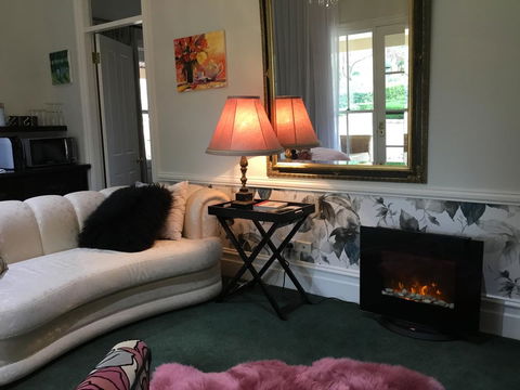 Chanticleer Gardens Barn Cottage With A Pool - New Castle Holiday 42