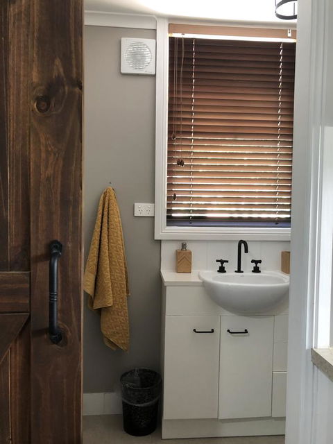 Chanticleer Gardens Barn Cottage With A Pool - New Castle Holiday 22