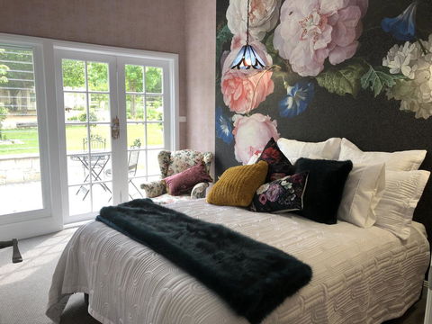 Chanticleer Gardens Barn Cottage With A Pool - New Castle Holiday 0
