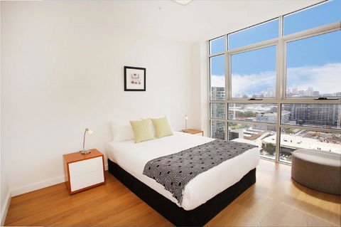 Gadigal Groove - Modern And Bright 3BR Executive Apartment In Zetland With Views - New Castle Holiday 5
