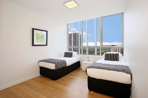 Gadigal Groove - Modern And Bright 3BR Executive Apartment In Zetland With Views - New Castle Holiday 6