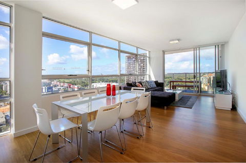Gadigal Groove - Modern And Bright 3BR Executive Apartment In Zetland With Views - New Castle Holiday 1