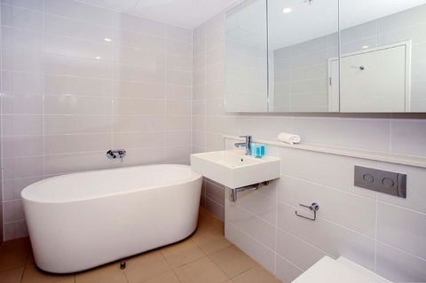 Gadigal Groove - Modern And Bright 3BR Executive Apartment In Zetland With Views - New Castle Holiday 8