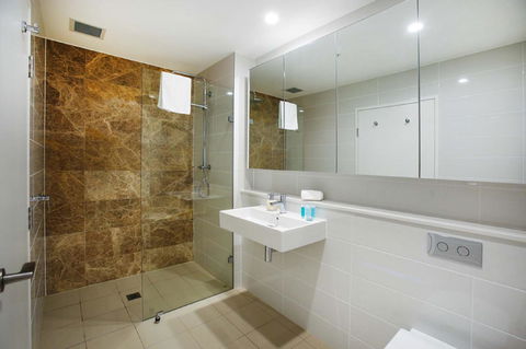 Gadigal Groove - Modern And Bright 3BR Executive Apartment In Zetland With Views - New Castle Holiday 7