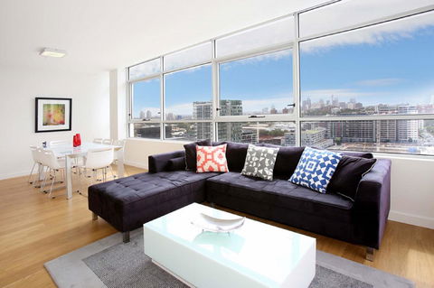 Gadigal Groove - Modern And Bright 3BR Executive Apartment In Zetland With Views - New Castle Holiday 0