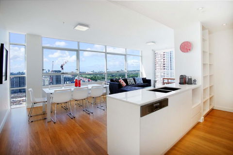 Gadigal Groove - Modern And Bright 3BR Executive Apartment In Zetland With Views - New Castle Holiday 2