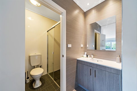 Carlton Suites - New Castle Holiday 3