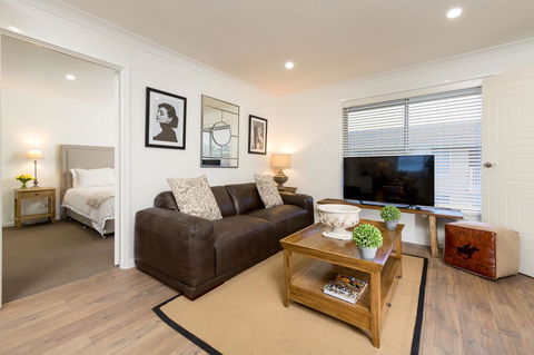 Sleeping In Style - Central & Sophisticated - New Castle Holiday 0