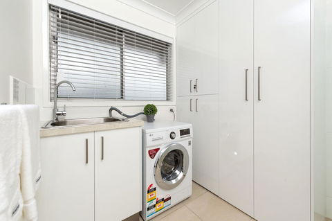 Sleeping In Style - Central & Sophisticated - New Castle Holiday 2