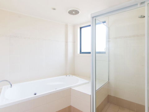 Millennium 102 With Pool In Complex - New Castle Holiday 4
