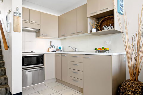 Relaxed Beachside Living - New Castle Holiday 6