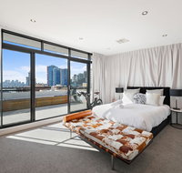 Darling Harbour Penthouse ViewsJacuzzi - New Castle Holiday