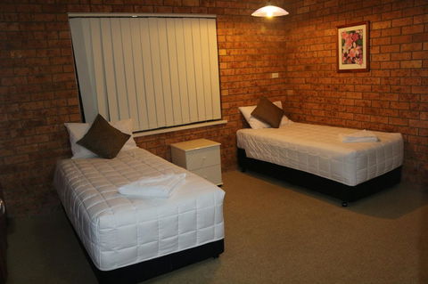 Golden Sands Motor Inn - New Castle Holiday 5