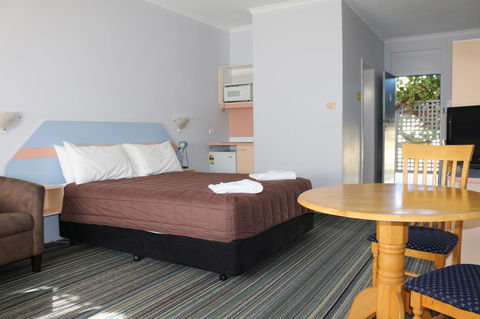 Golden Sands Motor Inn - New Castle Holiday 24
