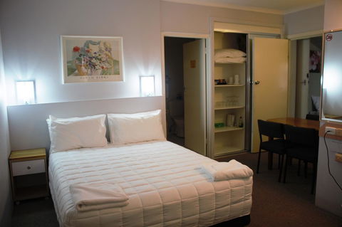 Golden Sands Motor Inn - New Castle Holiday 1